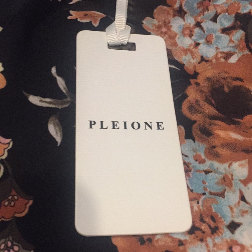 Pleione- Woman’s Tie Poet Blouse - Picture 4 of 7